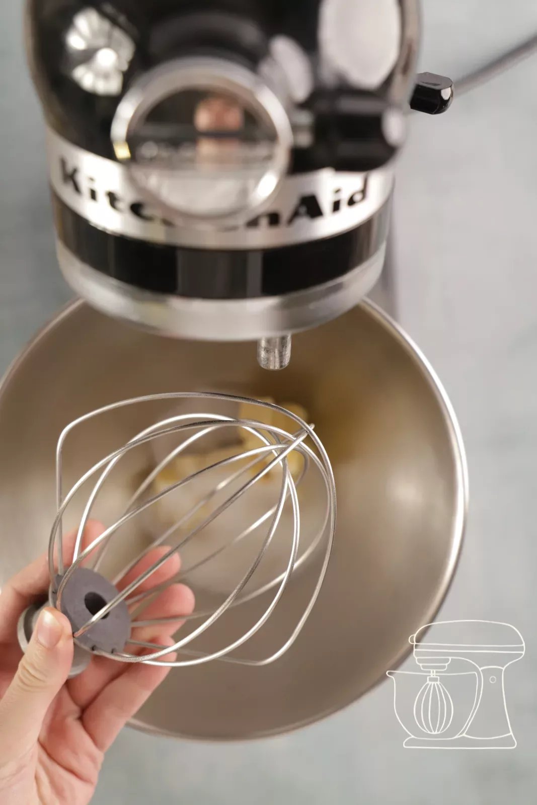 Butter und Zucker werden mit dem Schneebesen aufgeschlagen