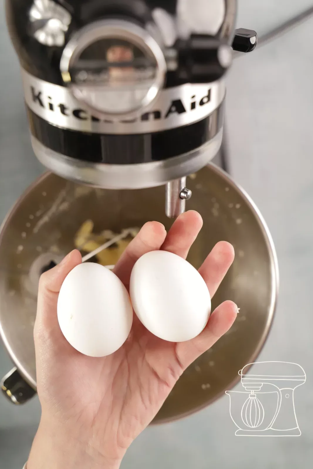Eier werden zur aufgeschlagenen Buttermasse gegeben