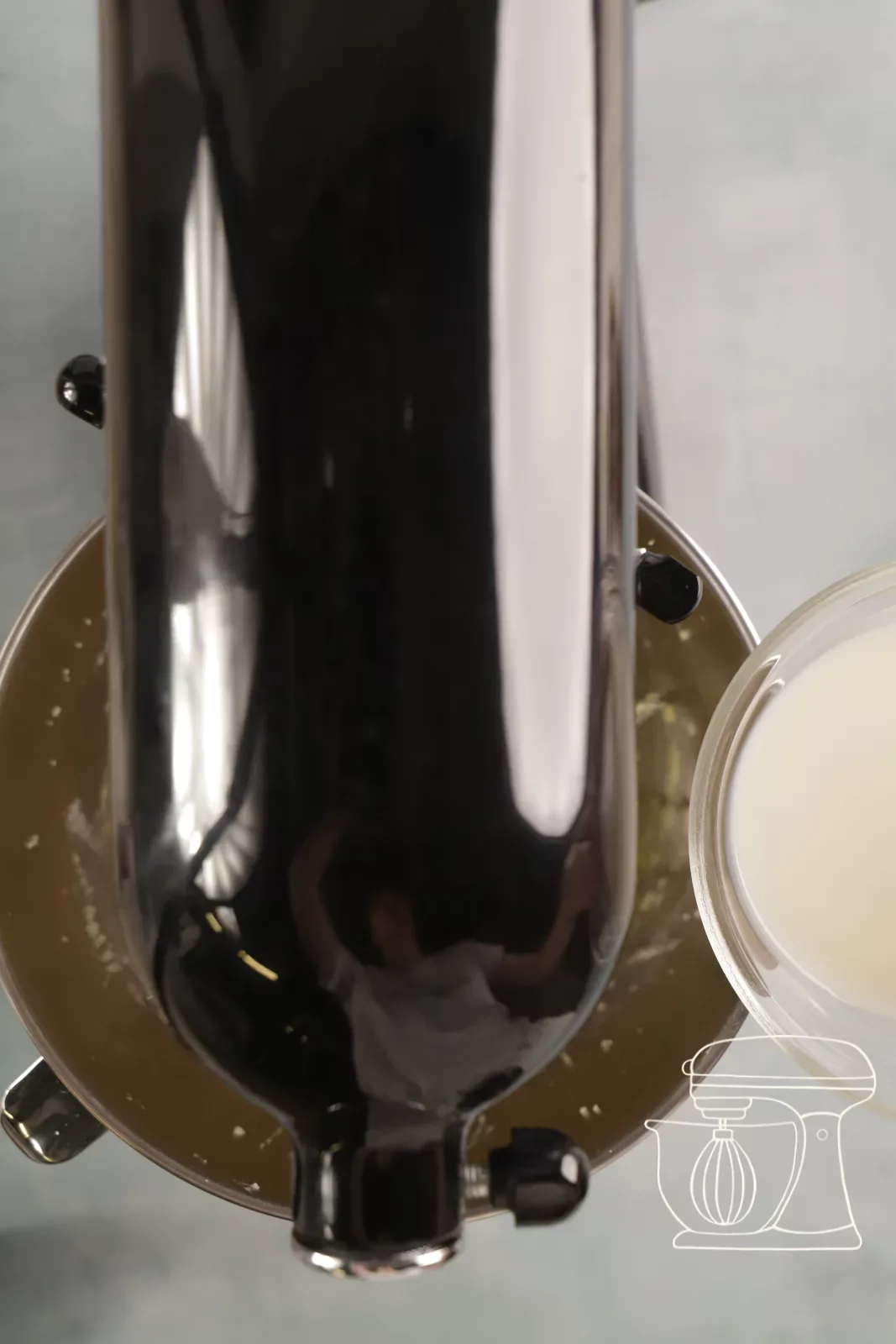 Milch wird in den Cupcake-Teig gegossen