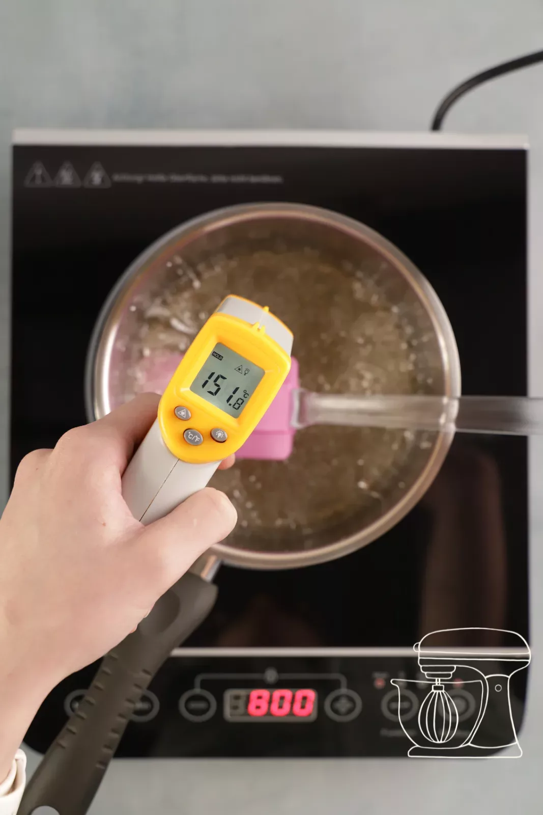 Temperatur des Isomalts wird mit einem Thermometer kontrolliert