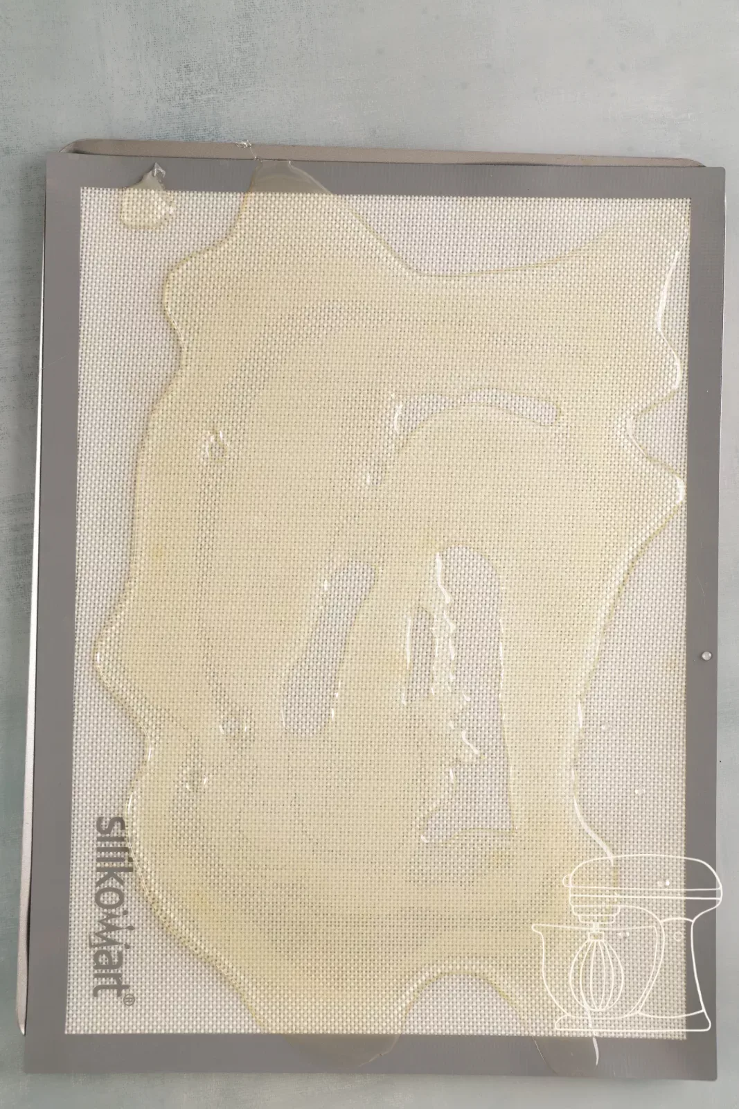 Heisses Isomalt wird auf eine Silikonmatte gegossen