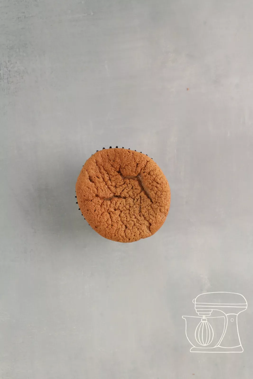 Aushöhler wird in die Mitte eines Schokoladen-Cupcakes gedreht