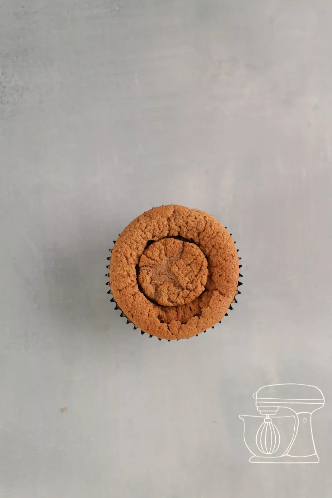 Gefüllter Cupcake wird mit einem Teigstück verschlossen