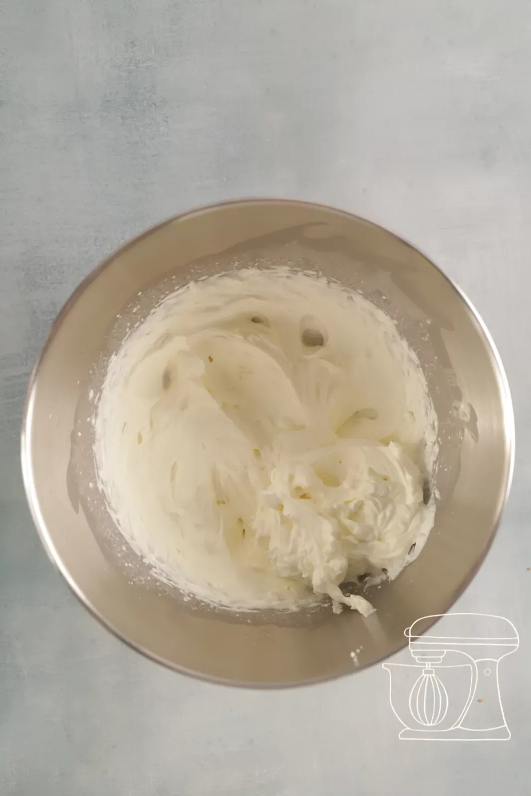 Steif geschlagener Mascarpone-Schlagrahm am Schneebesen
