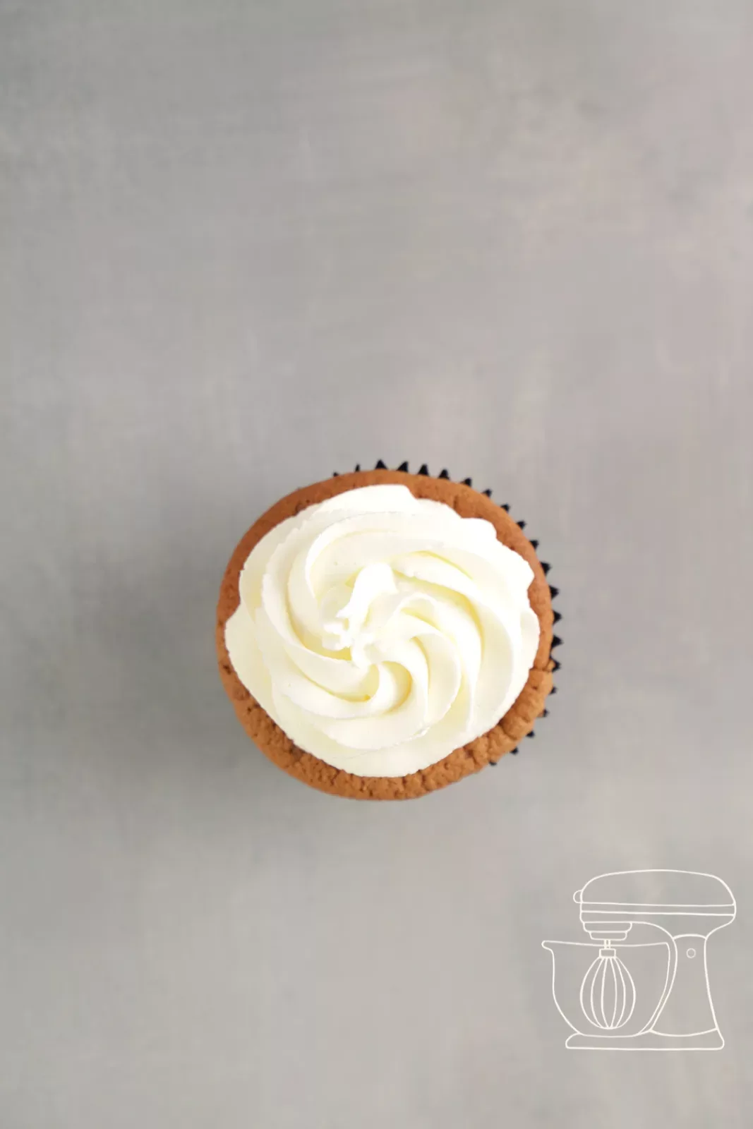 Halloween Cupcakes mit weissen Schlagrahm-Rosetten