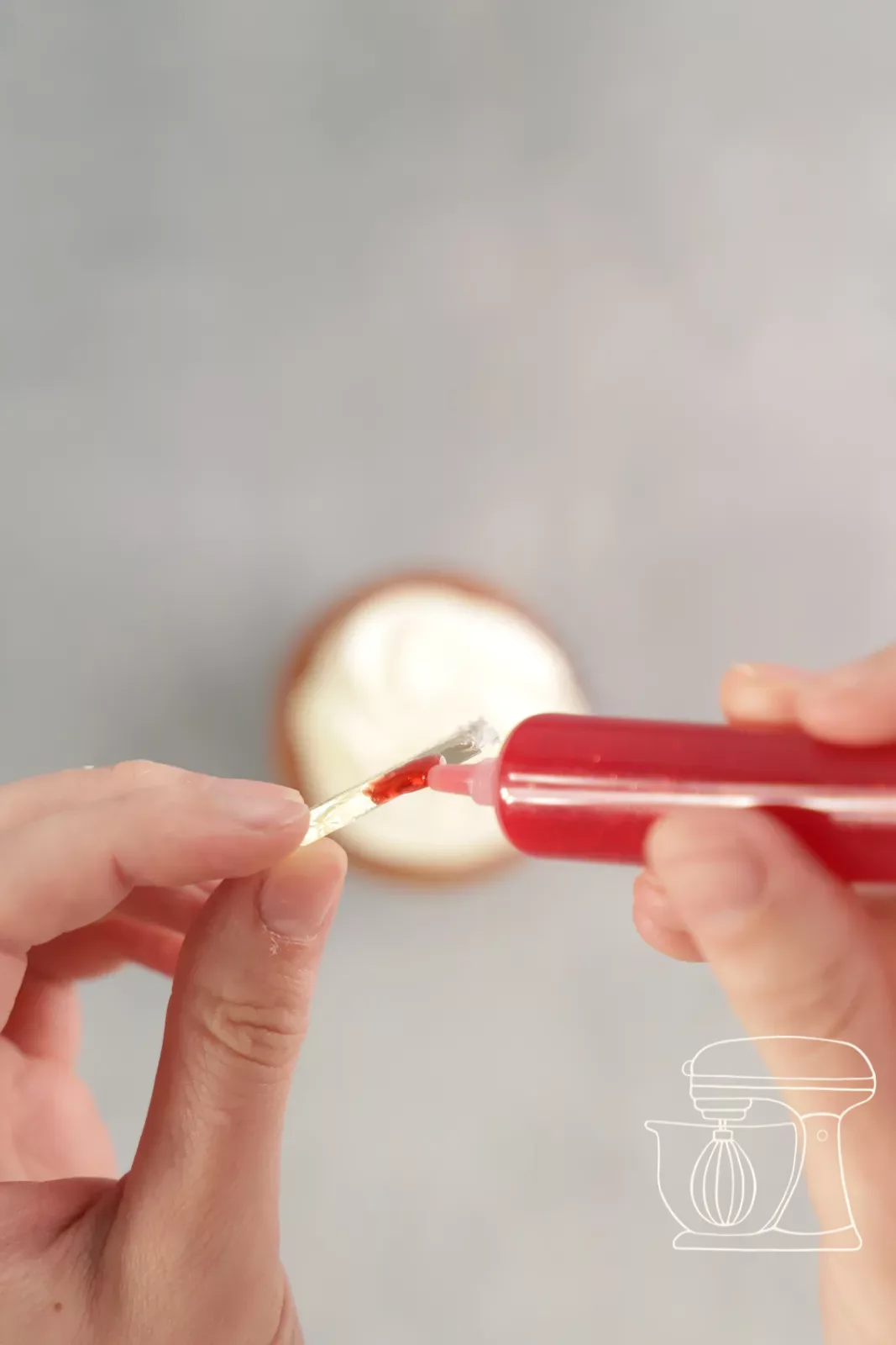 Isomalt-Splitter werden mit rotem Glitzer-Zuckerstift bemalt