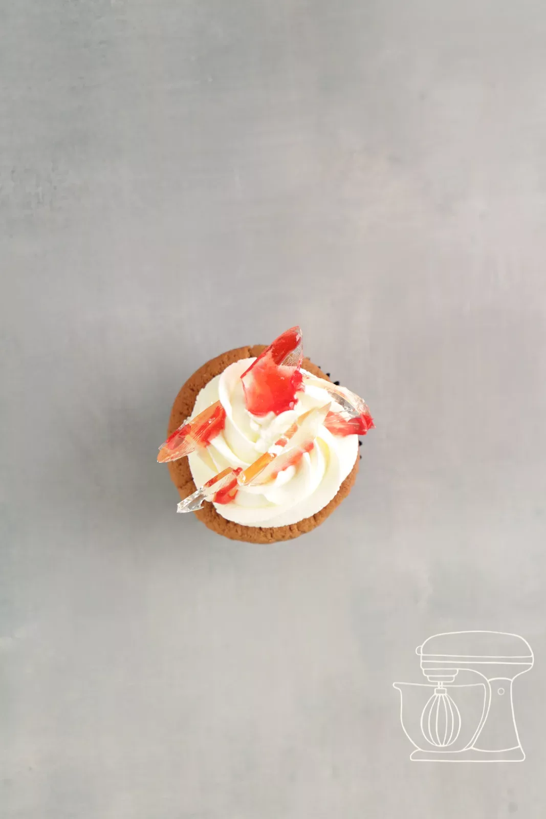 Halloween Cupcakes mit roten Tropfen auf Rahm und Isomalt