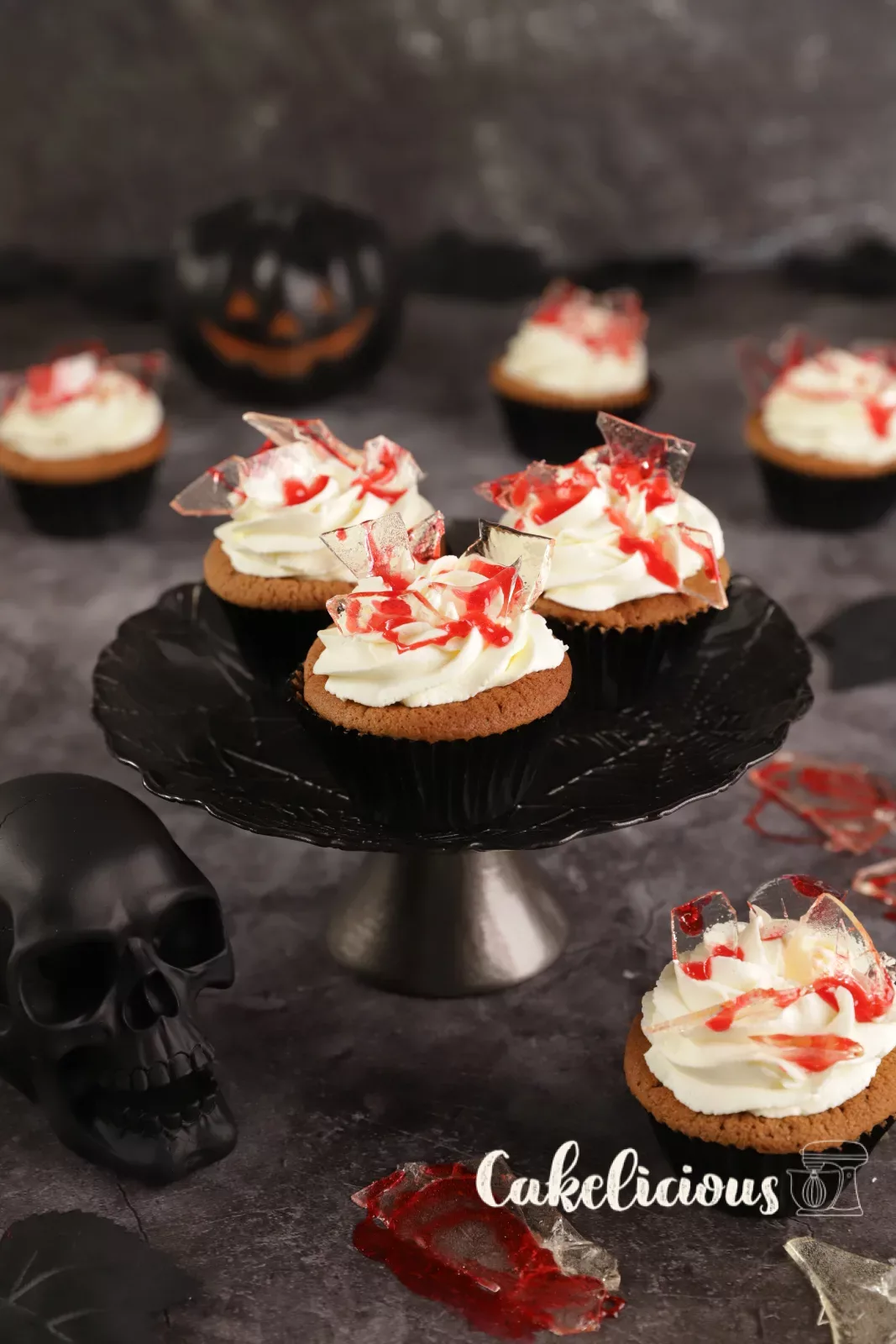 Blutige Halloween Cupcakes mit Mascarpone-Schlagrahm und roten Isomalt-Splittern