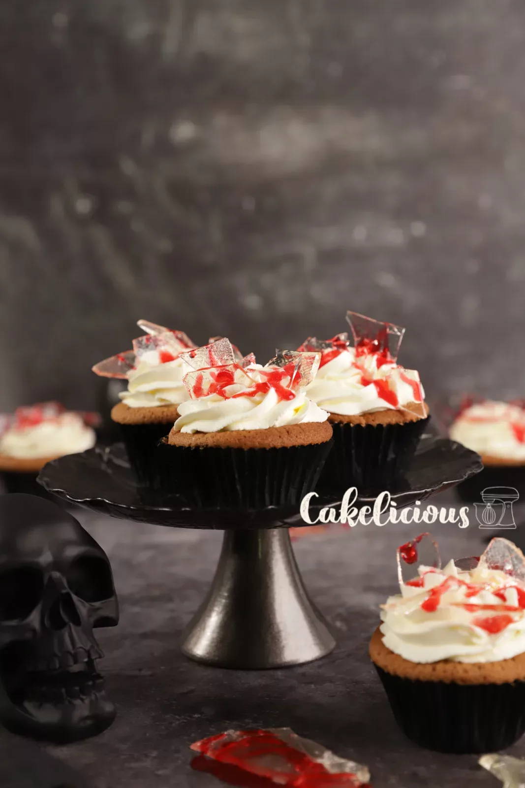 Blutige Halloween Cupcakes mit Mascarpone-Schlagrahm und roten Isomalt-Splittern