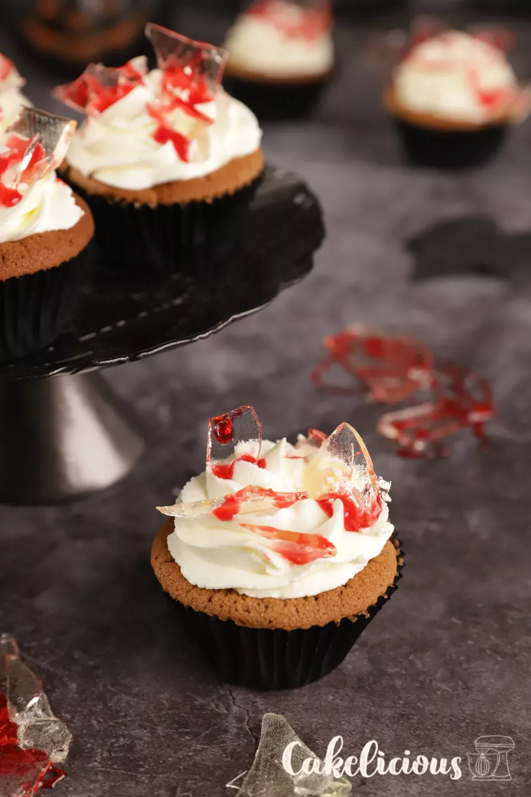 Blutige Halloween Cupcakes mit Mascarpone-Schlagrahm und roten Isomalt-Splittern