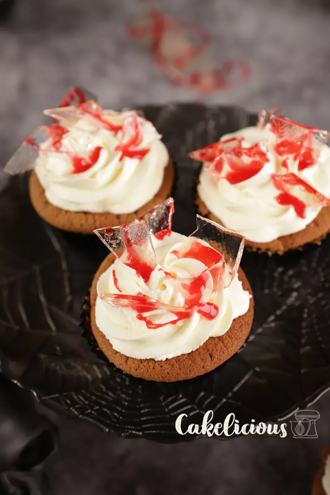 Blutige Halloween Cupcakes mit Mascarpone-Schlagrahm und roten Isomalt-Splittern