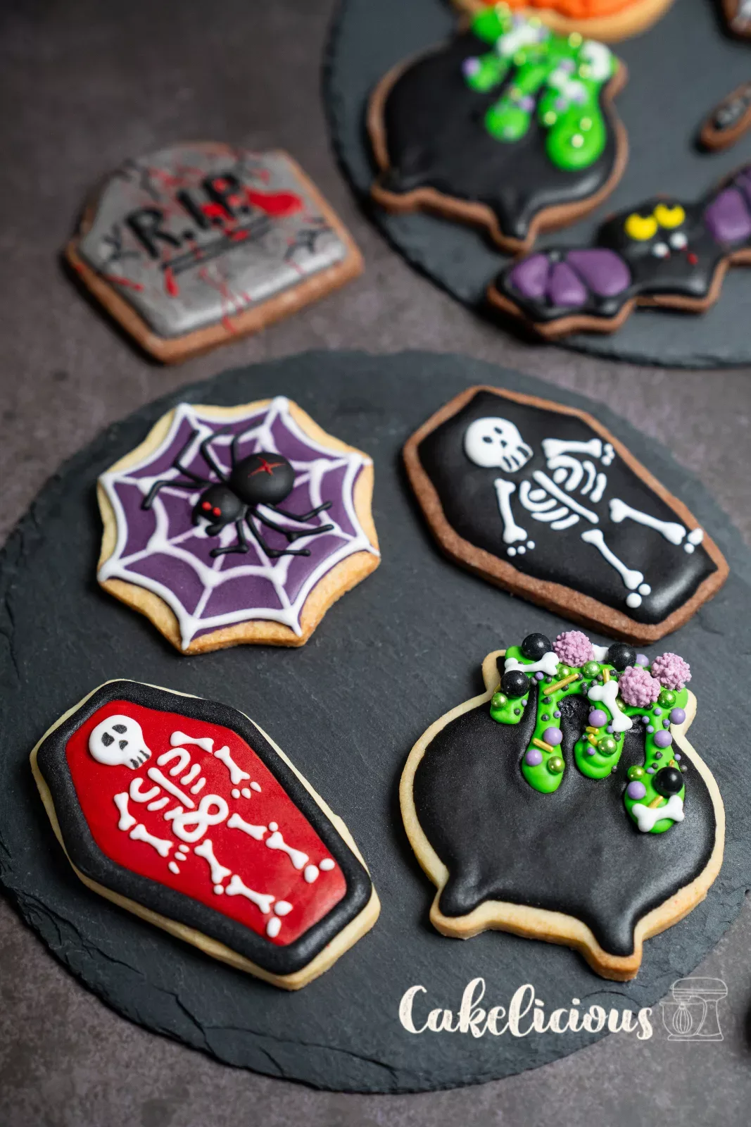 Verzierte Halloween-Guetzli auf einer Schieferplatte