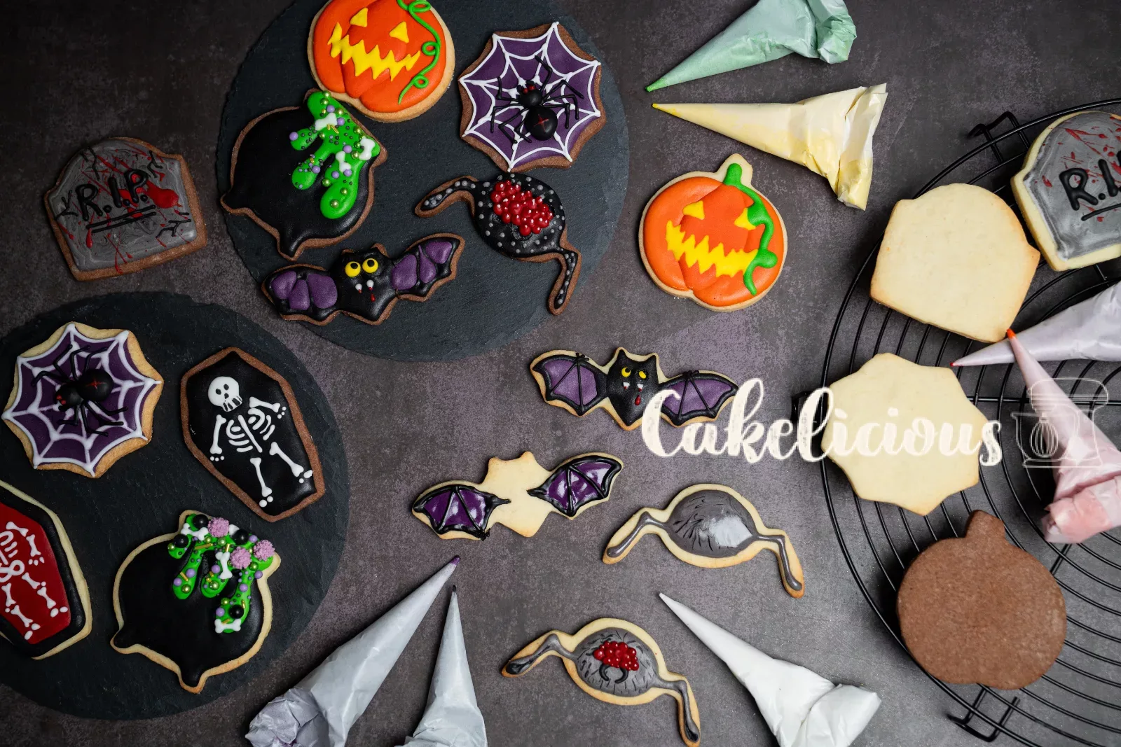 Verzierte und unverzierte Halloween-Guetzli mit gefüllten Cornets