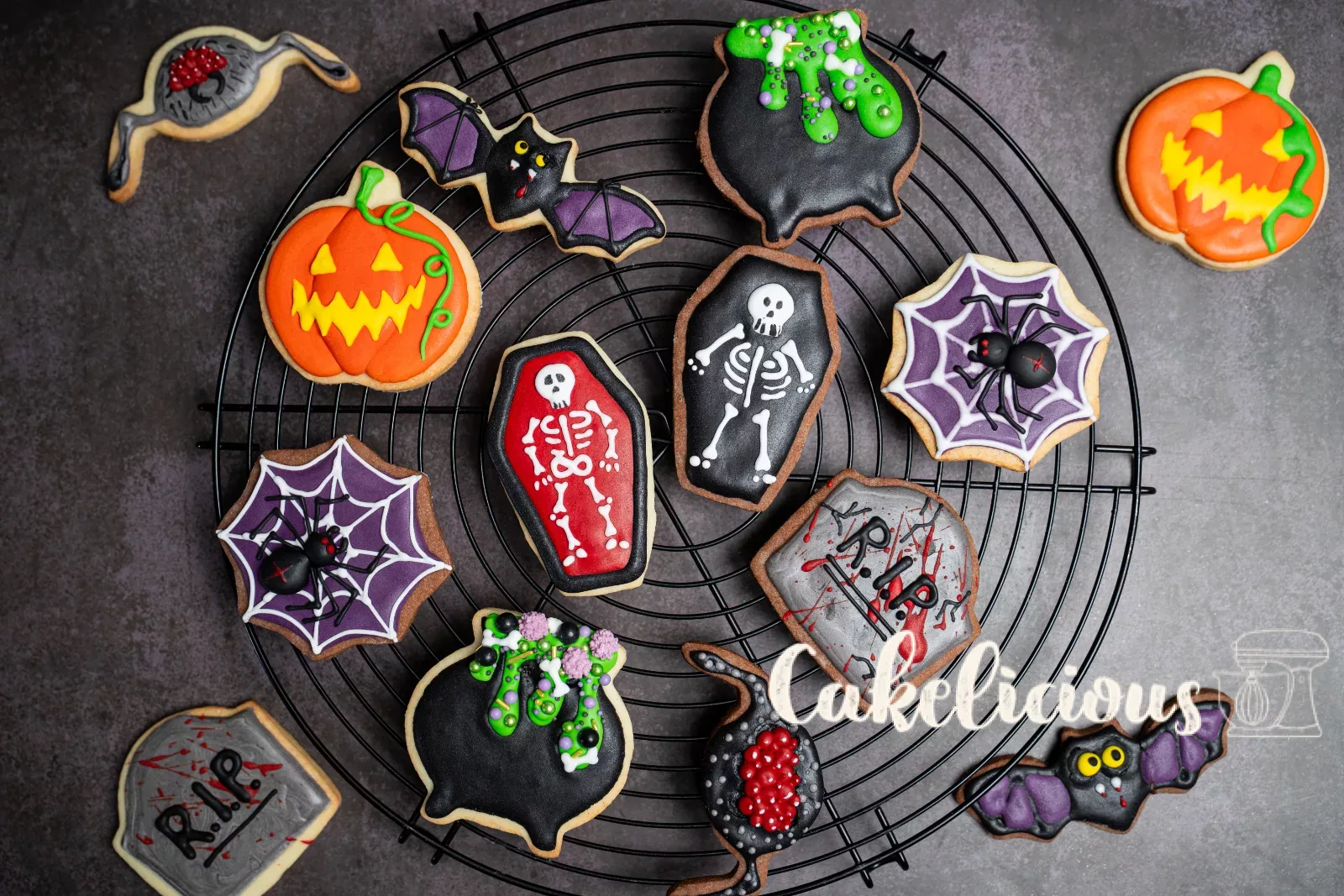 Halloween-Guetzli mit Royal Icing und Cornets von oben