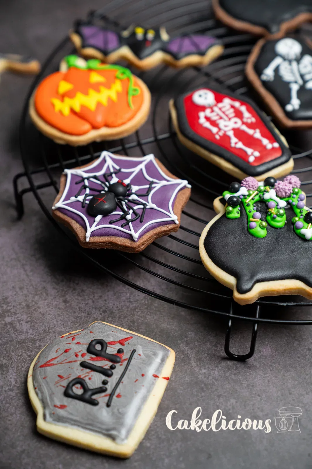 Kürbis, Spinnennetz und Sarg-Guetzli mit Royal Icing