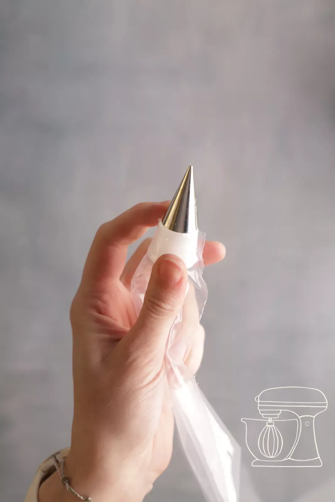Round piping nozzle is screwed on with the adapter