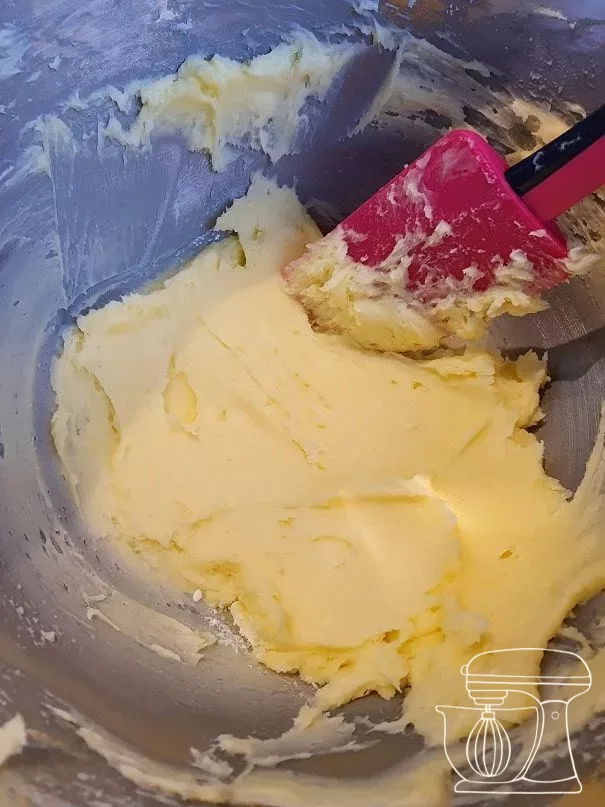Fluffy beaten butter mixture for the Halloween Spitzbuben