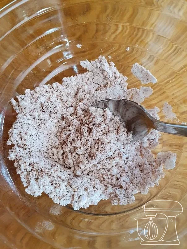 Icing sugar and cinnamon being mixed