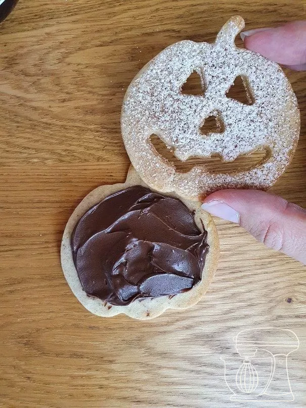 Halloween Spitzbuben filled with Nutella