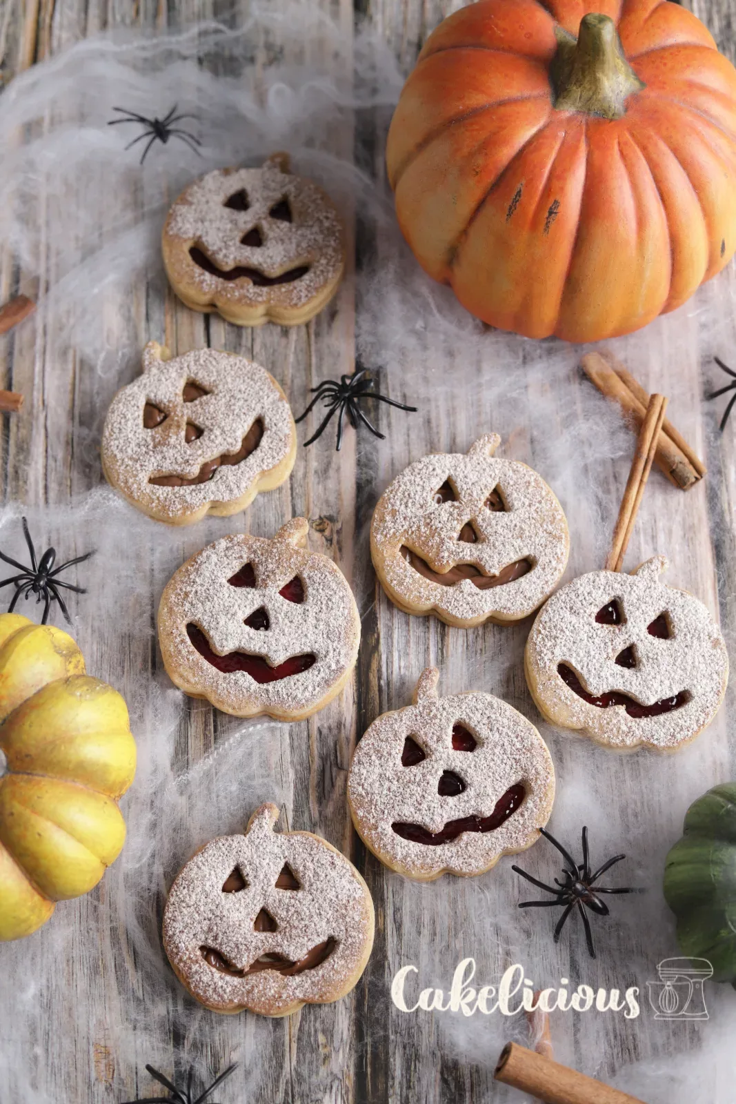 Halloween Spitzbuben with pumpkin face and cinnamon sugar
