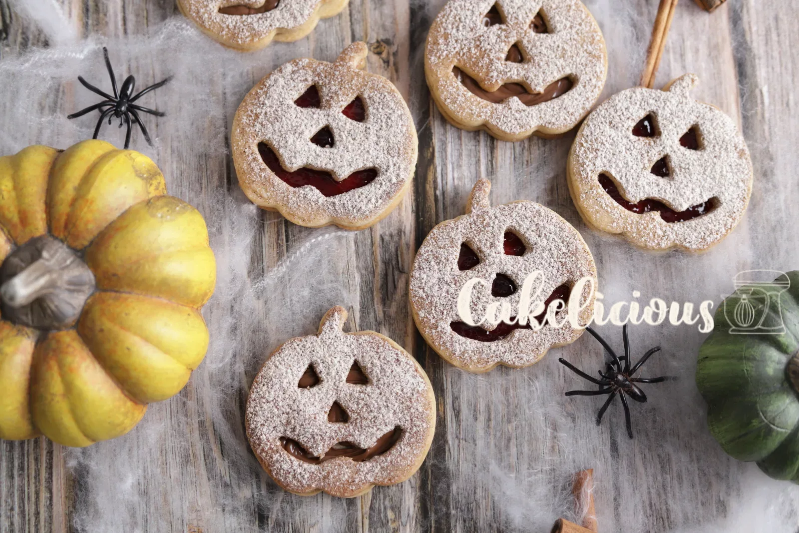 Halloween Spitzbuben with pumpkin face and cinnamon sugar