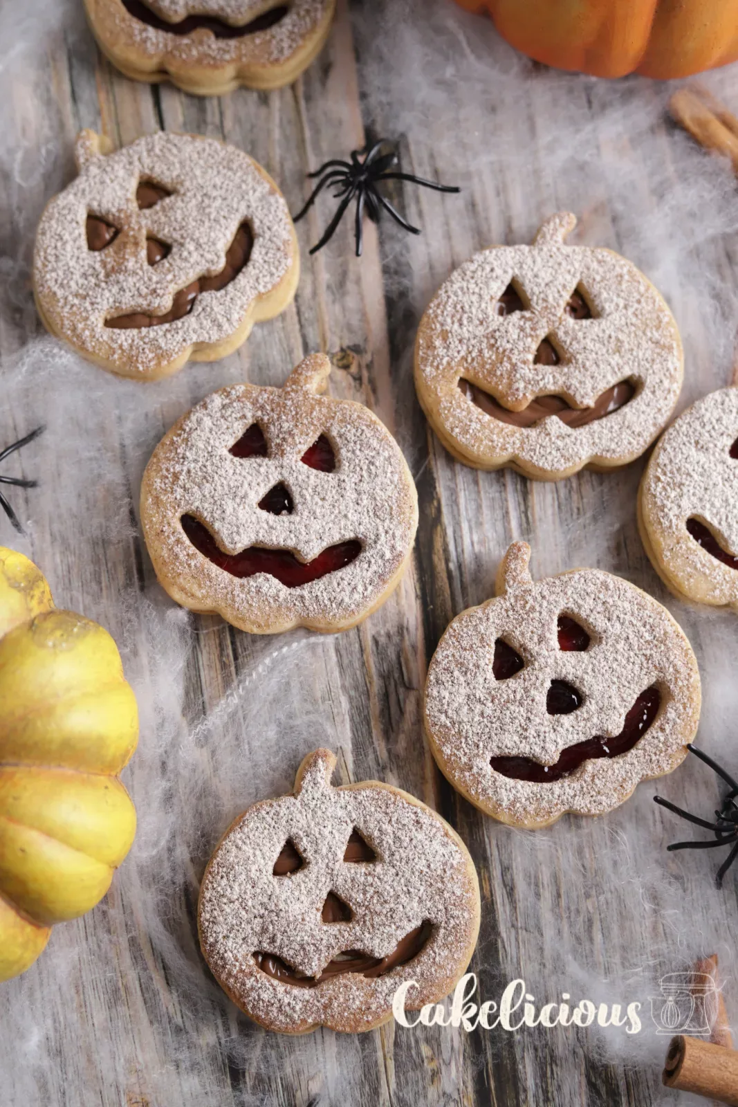 Halloween Spitzbuben with pumpkin face and cinnamon sugar