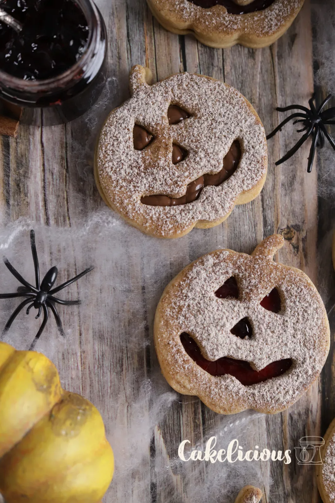 Halloween Spitzbuben with pumpkin face and cinnamon sugar