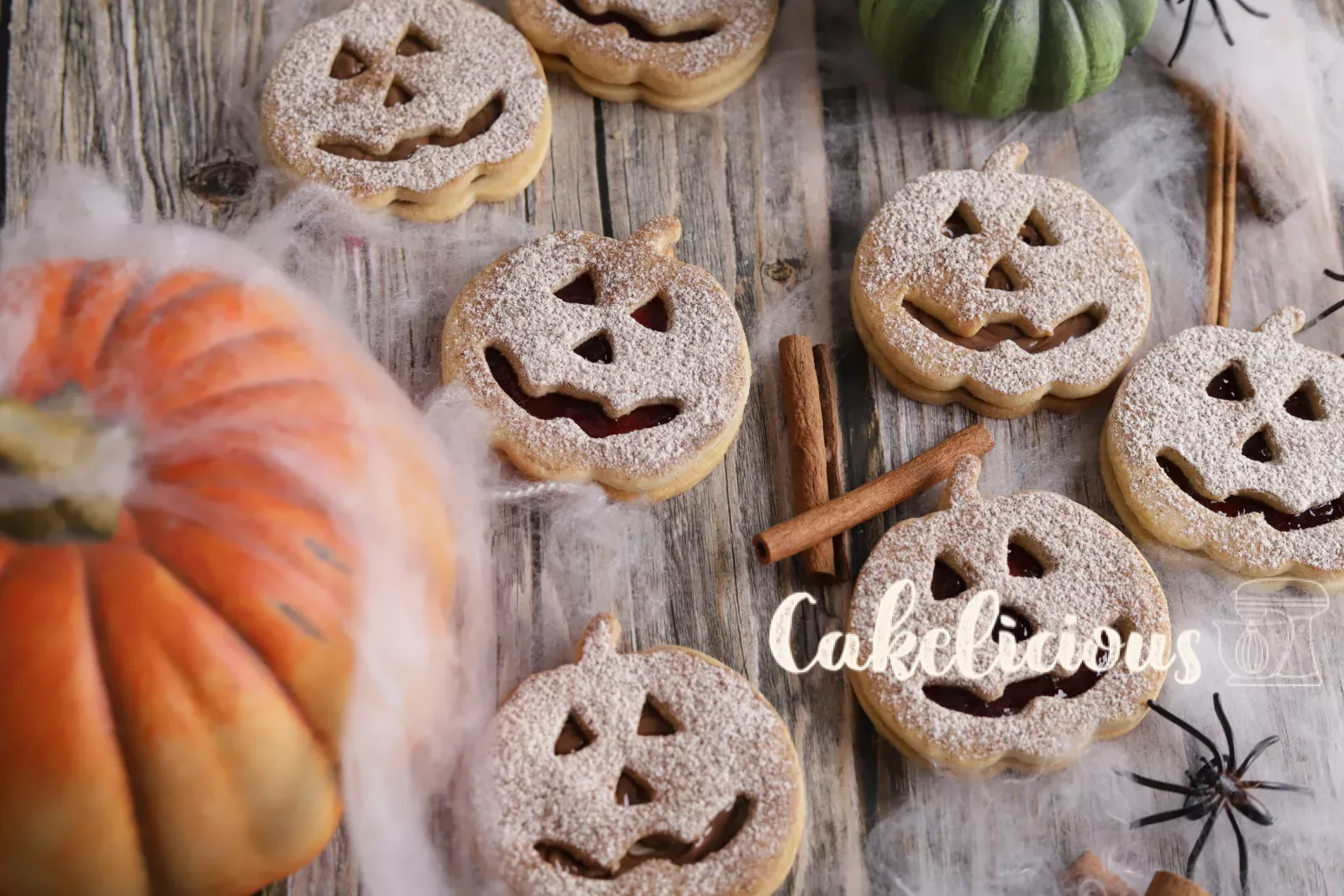 Halloween Spitzbuben with pumpkin face and cinnamon sugar