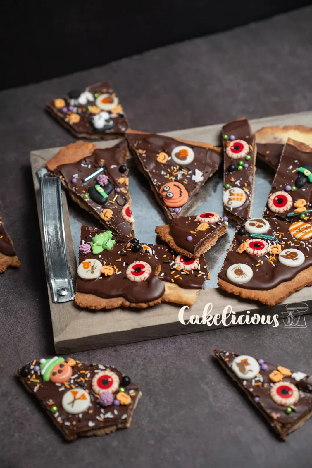 Stücke Halloween-Bark mit marmoriertem Mürbeteig