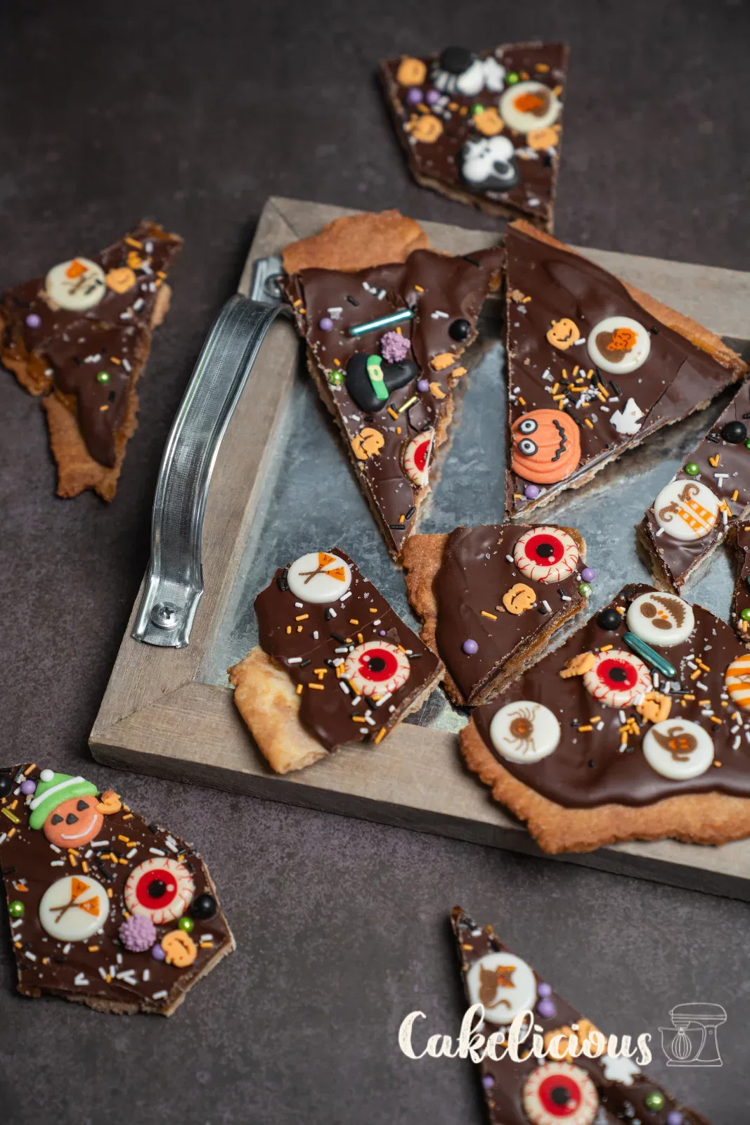 Stücke Halloween-Bark mit blutigen Zuckeraugen in einer Schale
