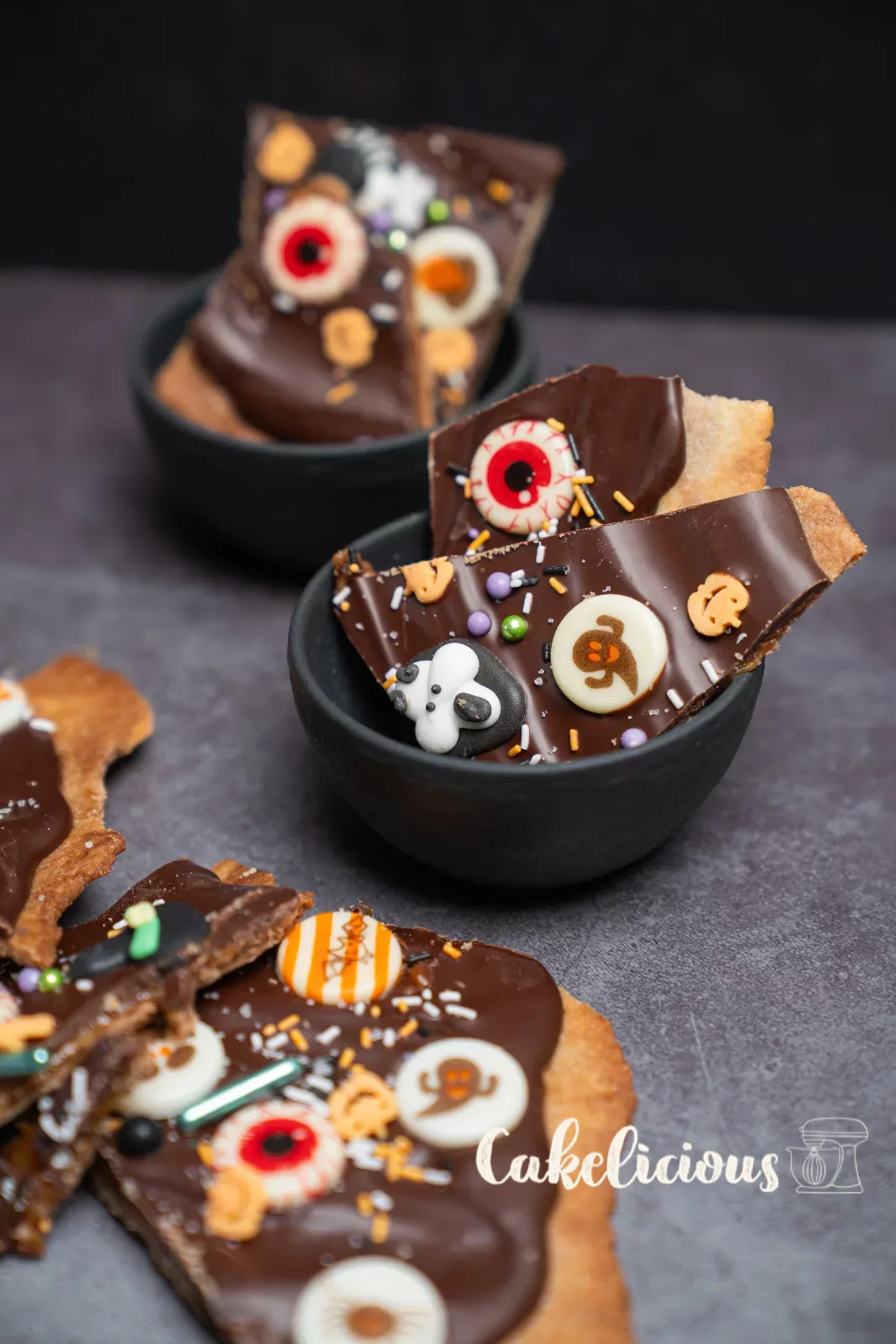 Gebrochene Halloween-Bark auf einem Holztablett