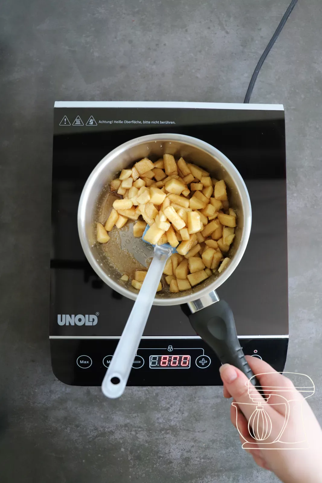 Caramelised cinnamon apples in the pot
