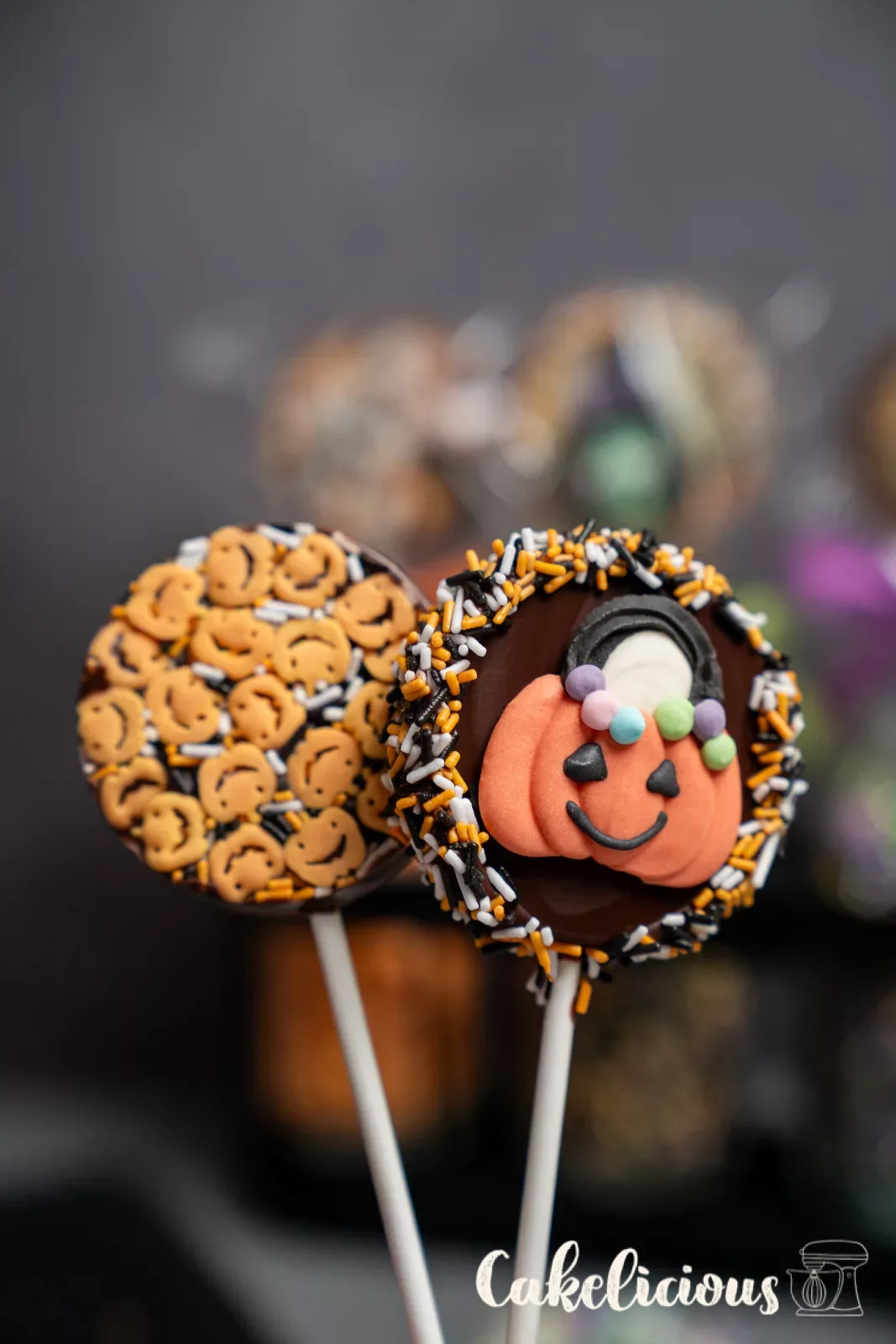Lecca-lecca al cioccolato con decorazione di zucca e bordo di codette