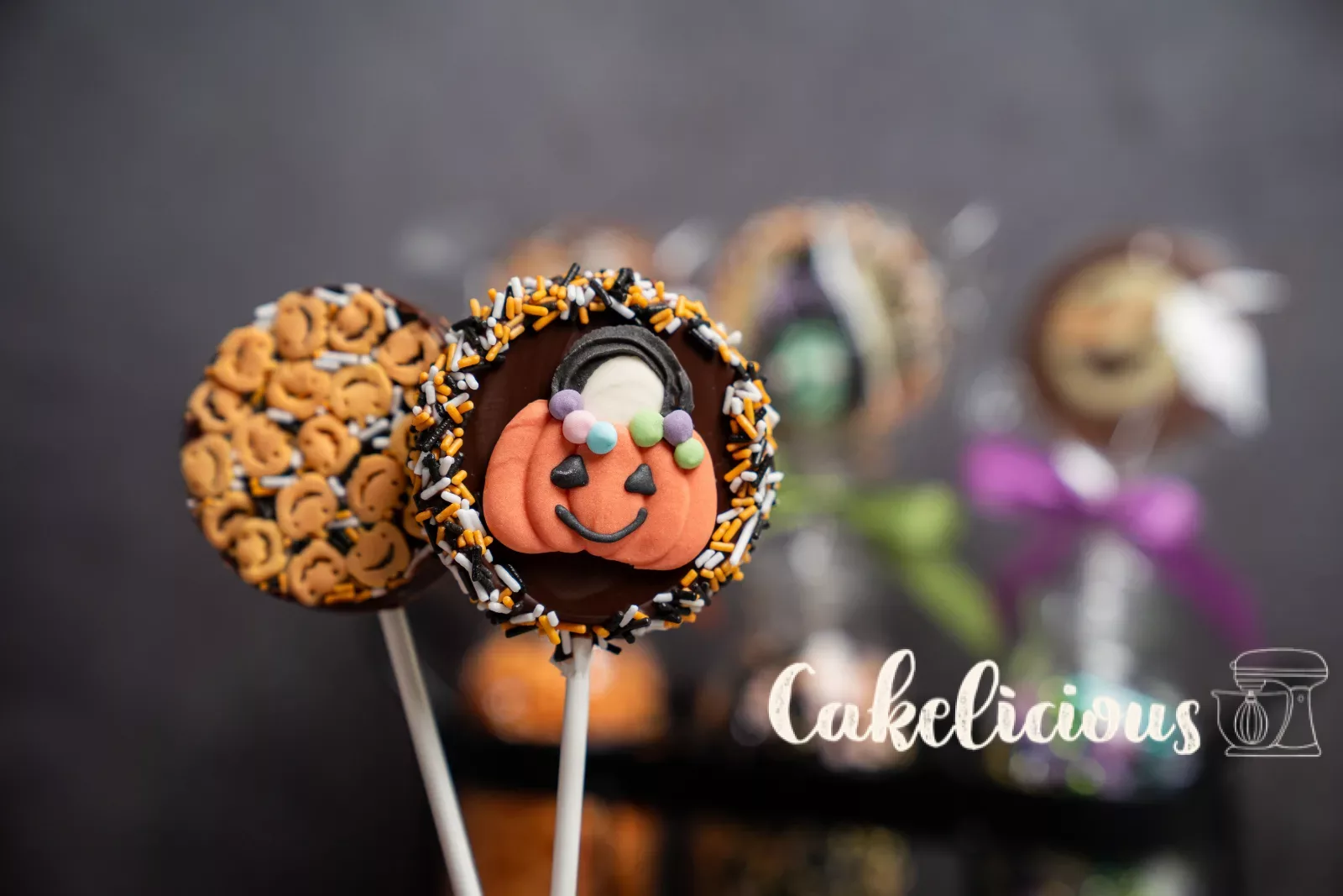 Due lecca-lecca al cioccolato con decorazioni di Halloween