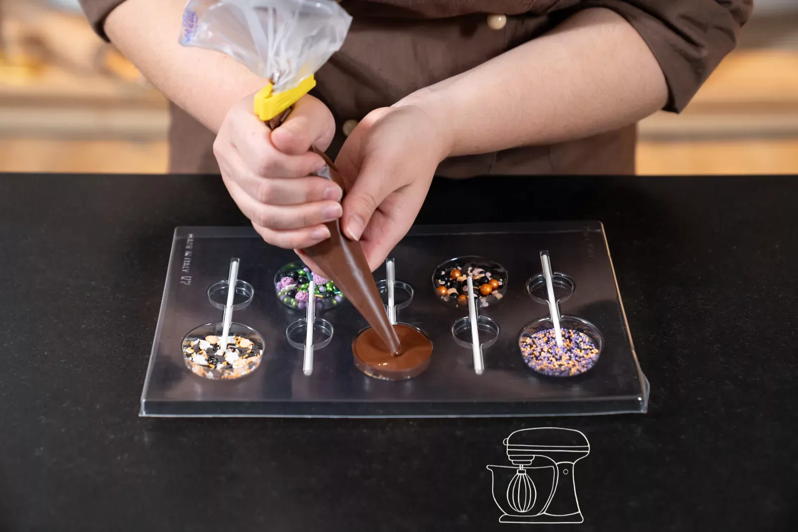 Versare il cioccolato temperato negli alveoli