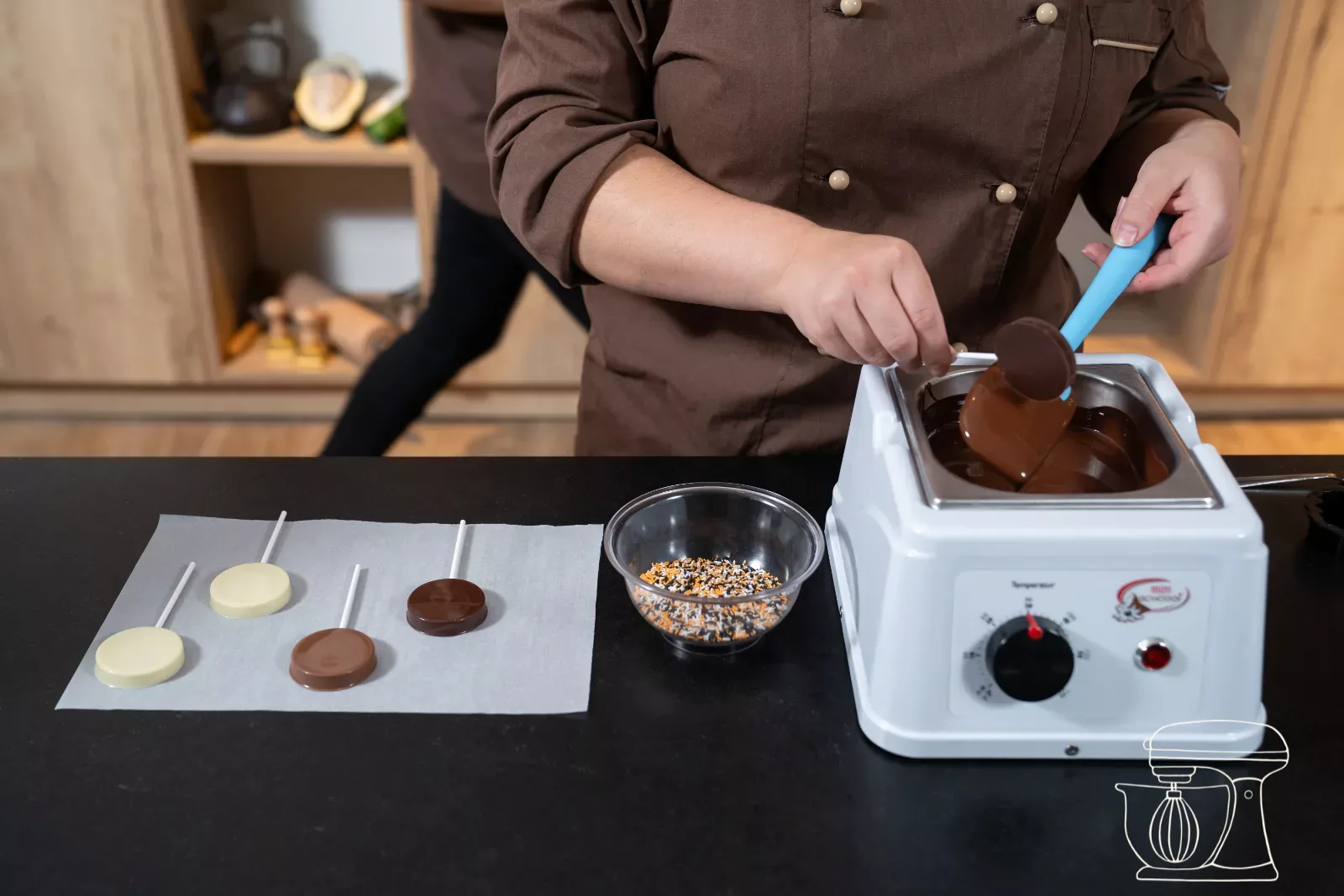 Immergere il bordo del lecca-lecca nel cioccolato