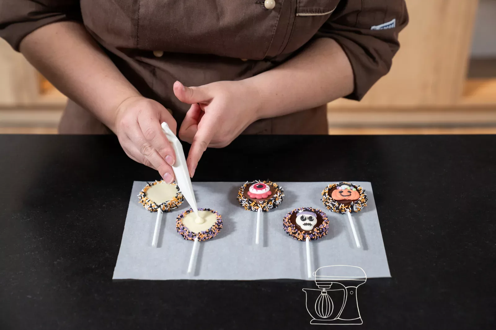 Fissare la decorazione di zucchero con il cioccolato