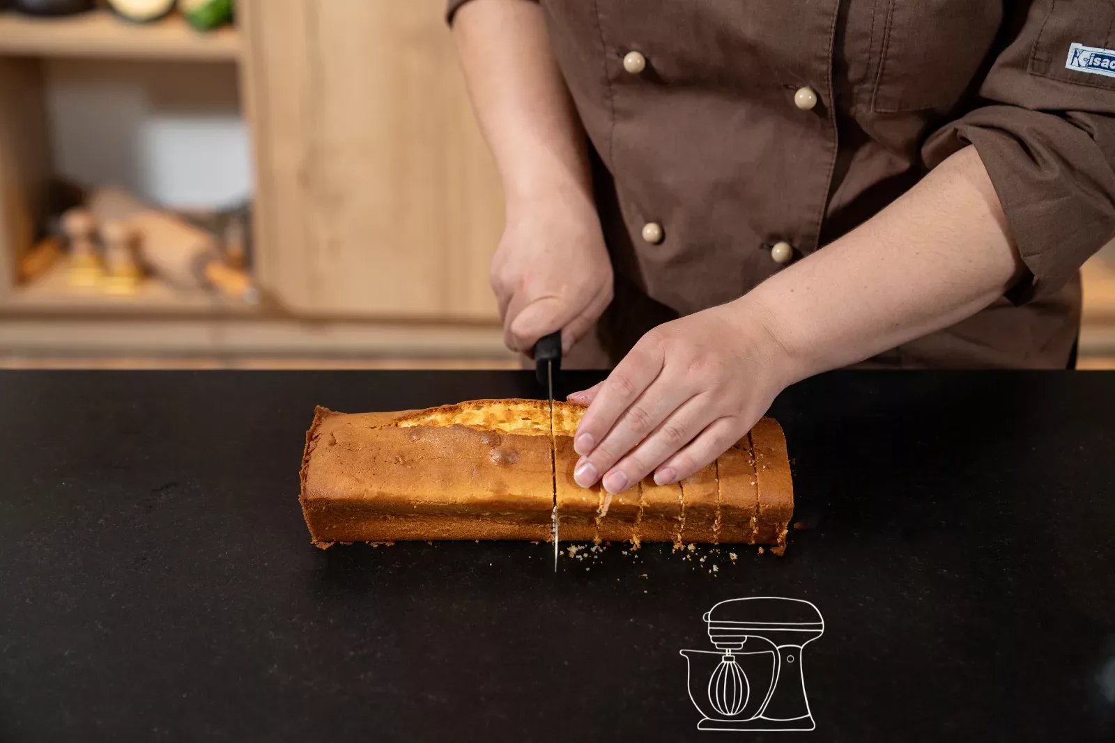 Kuchen in 2 cm dicke Scheiben schneiden