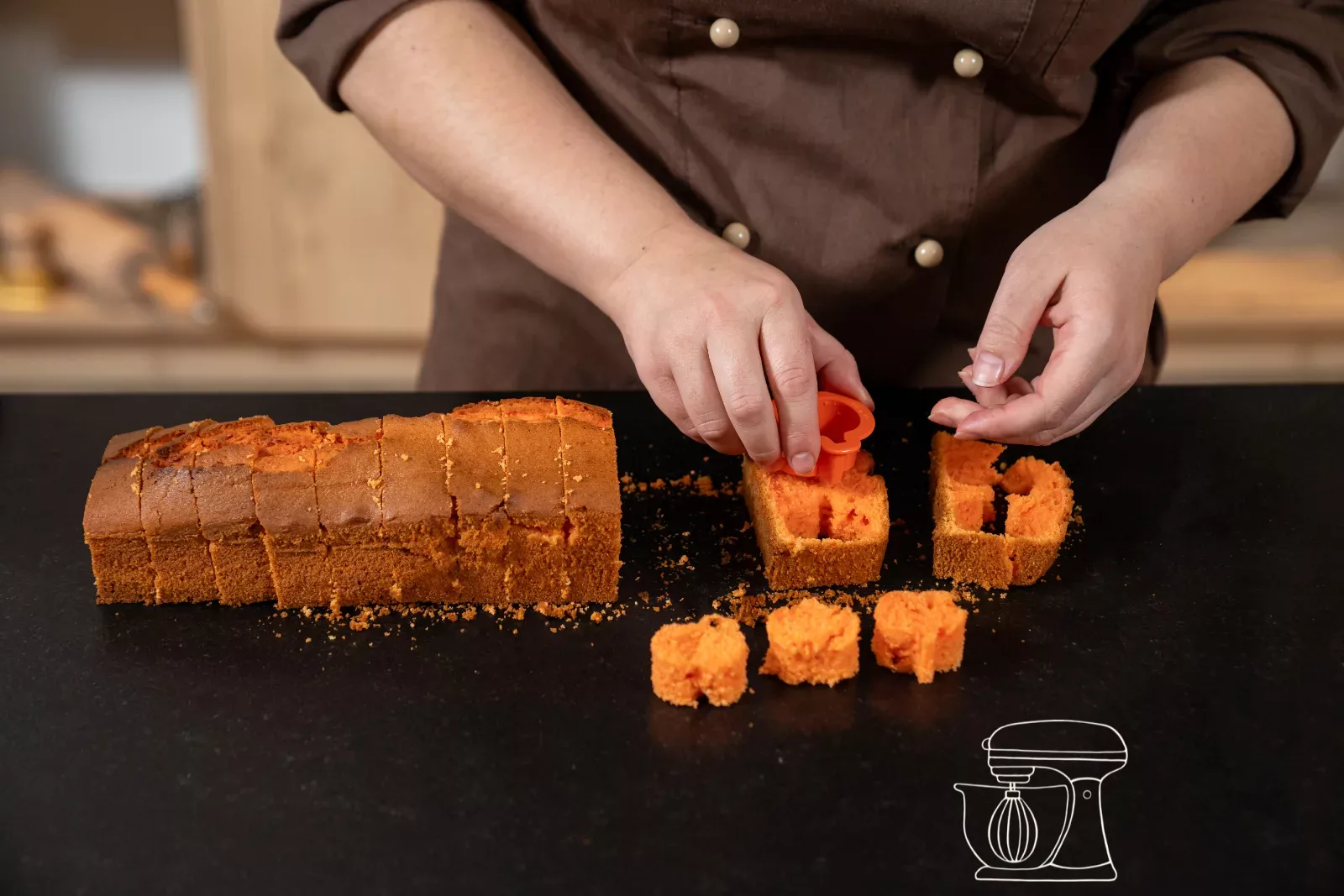 Kürbisse aus dem orangen Kuchen ausstechen
