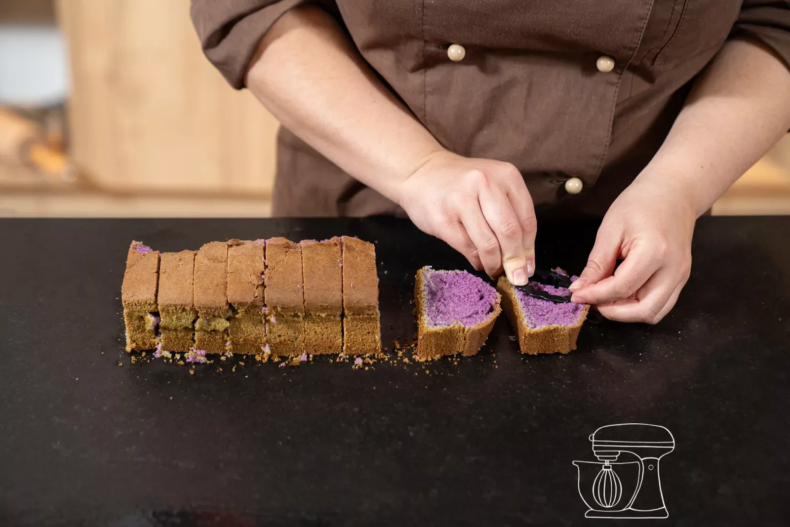 Fledermäuse aus dem violetten Kuchen ausstechen
