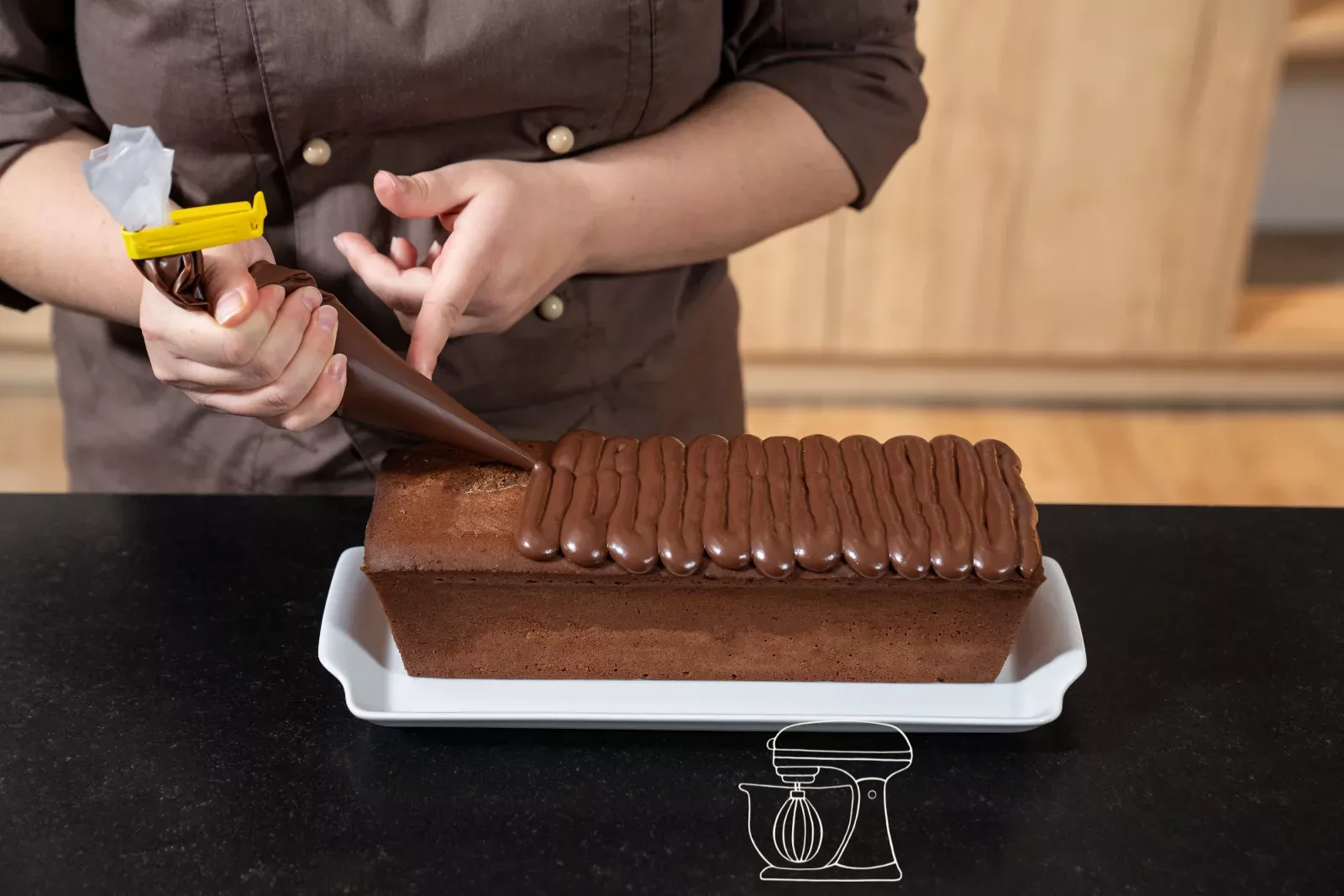 Ganache in Streifen auf den Kuchen spritzen