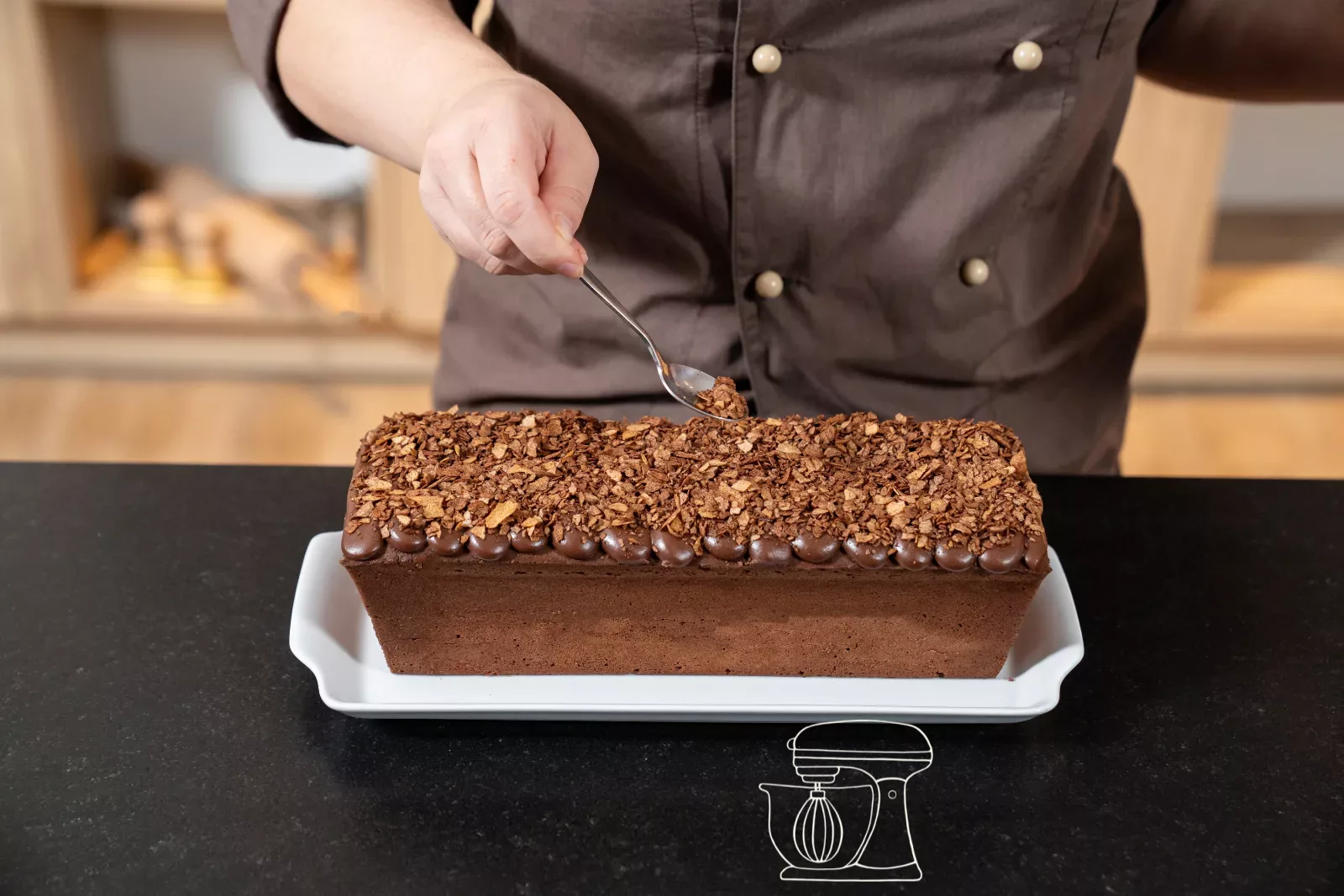 Hüppen-Erde auf den Kuchen streuen