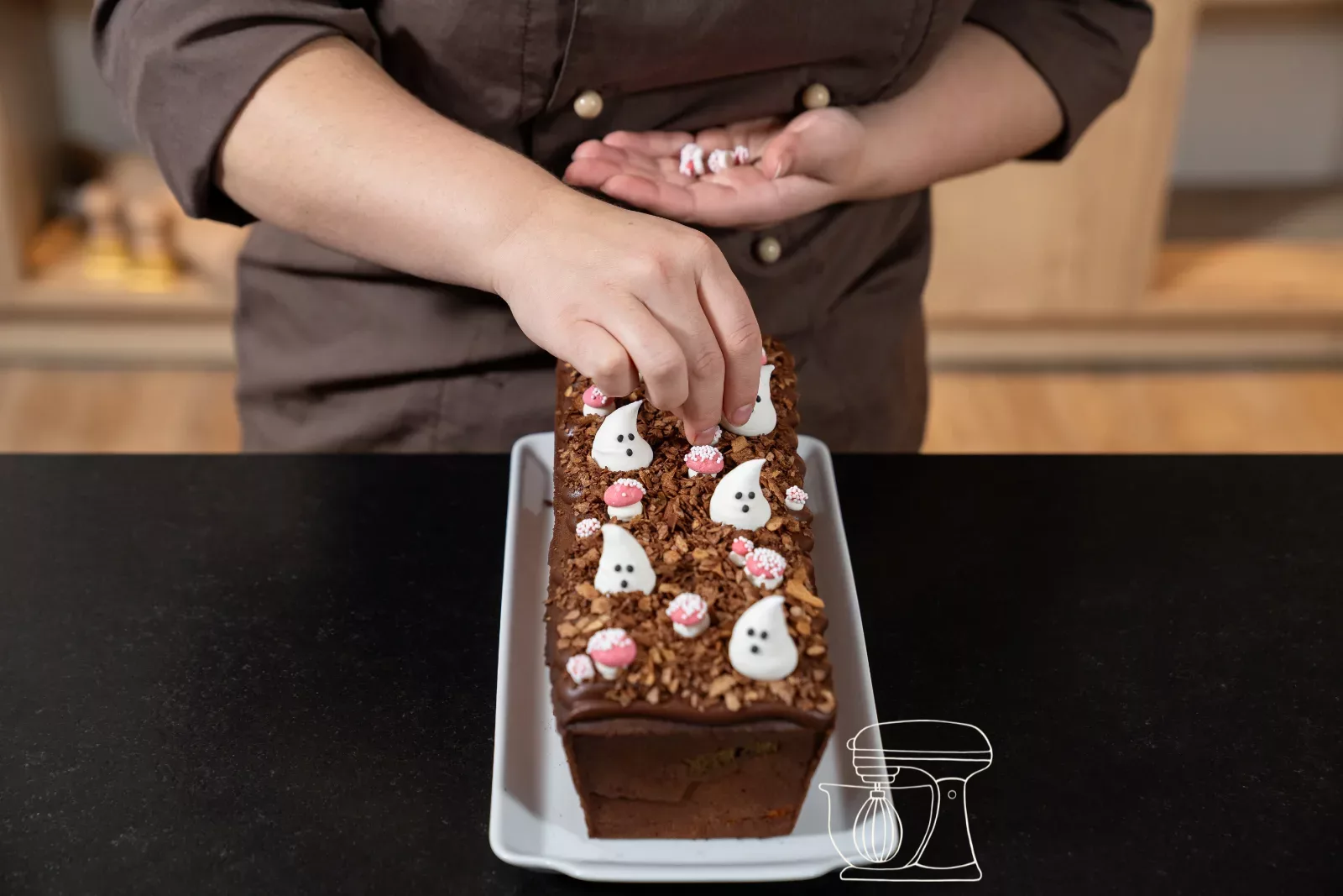 Zuckerdeko auf den Kuchen streuen