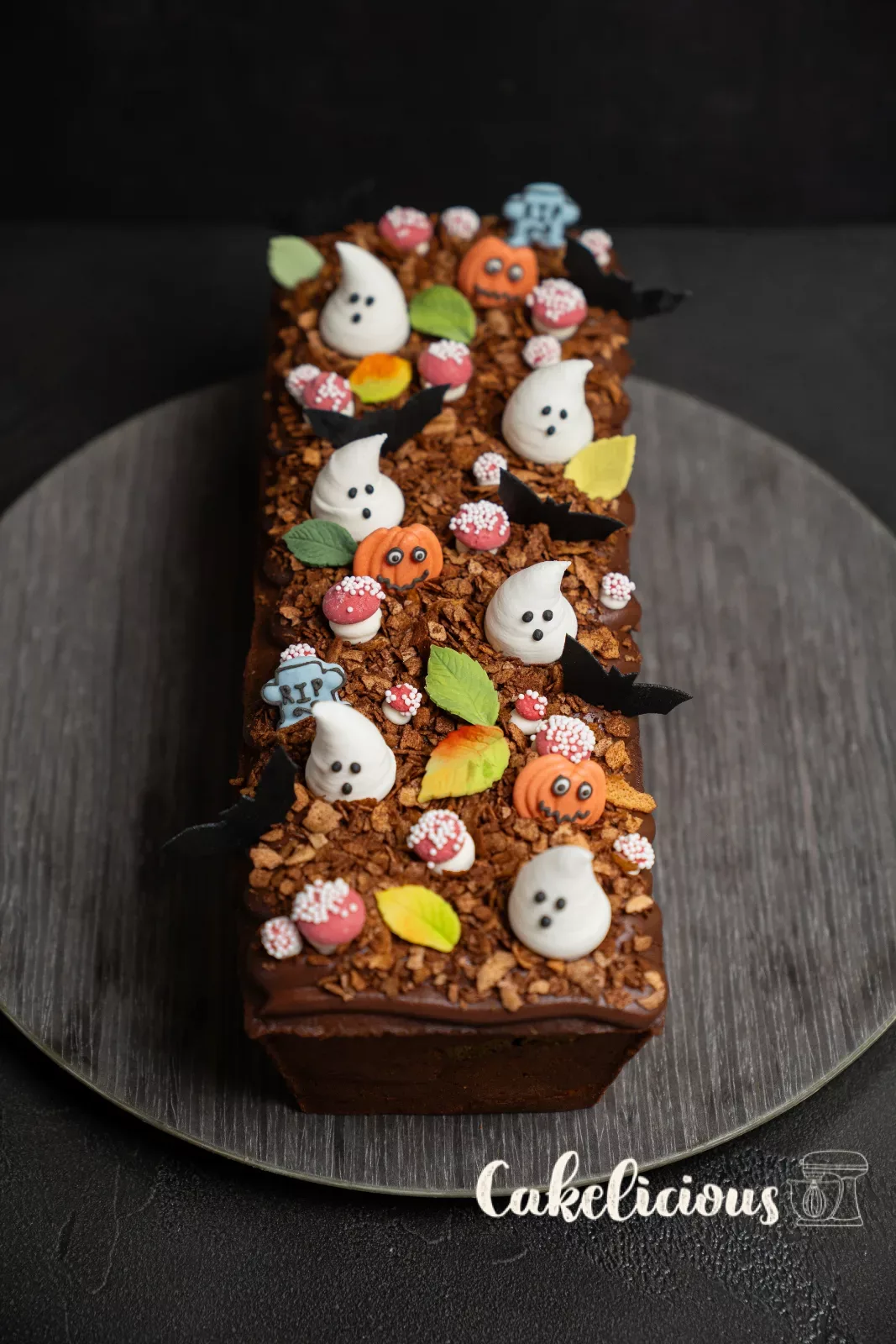 Halloween-Marmorkuchen mit Hüppen-Erde, Gespenstern und Pilzen