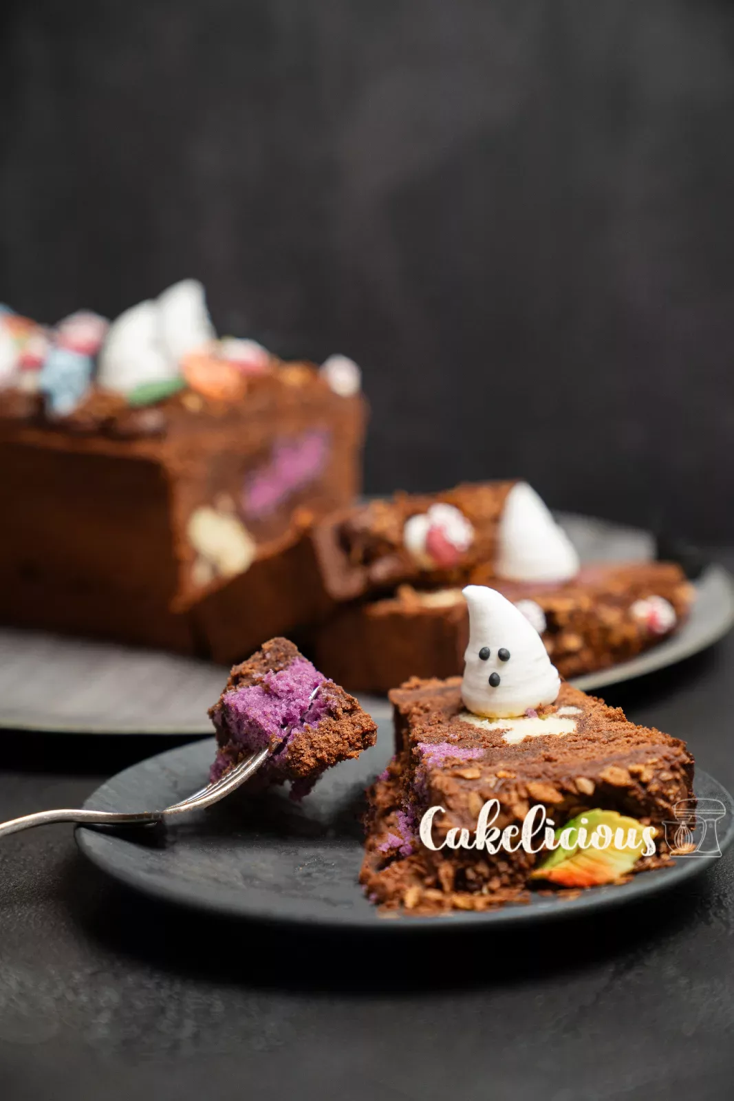 Scheiben Halloween-Marmorkuchen auf Tellern