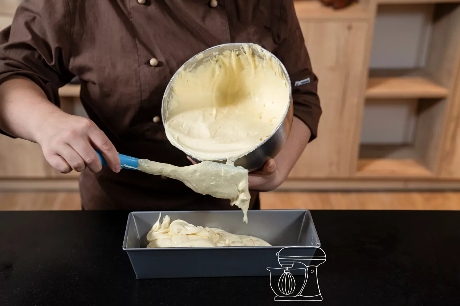 Weissen Teig in die Cakeform füllen