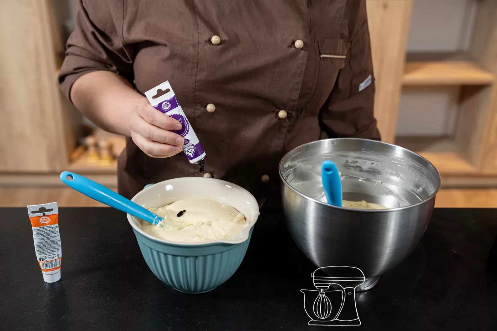 Violette Gelfarbe in den Teig geben