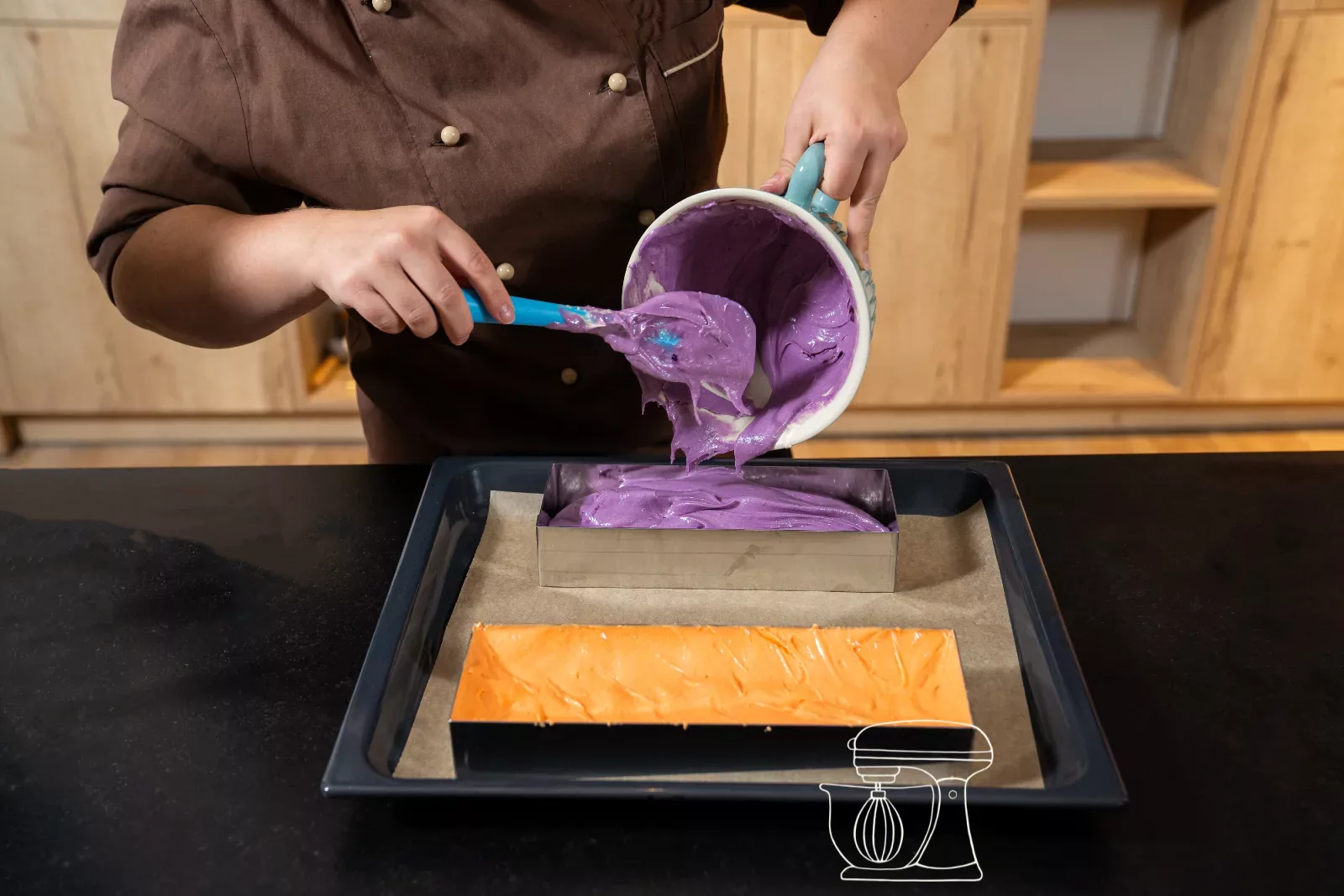 Violetten Teig in die Form füllen