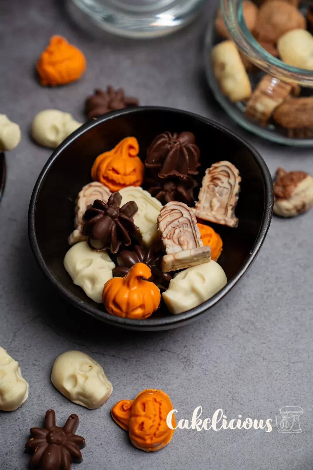 Halloween-Guetzli mit Kaffee und Glas mit Guetzli