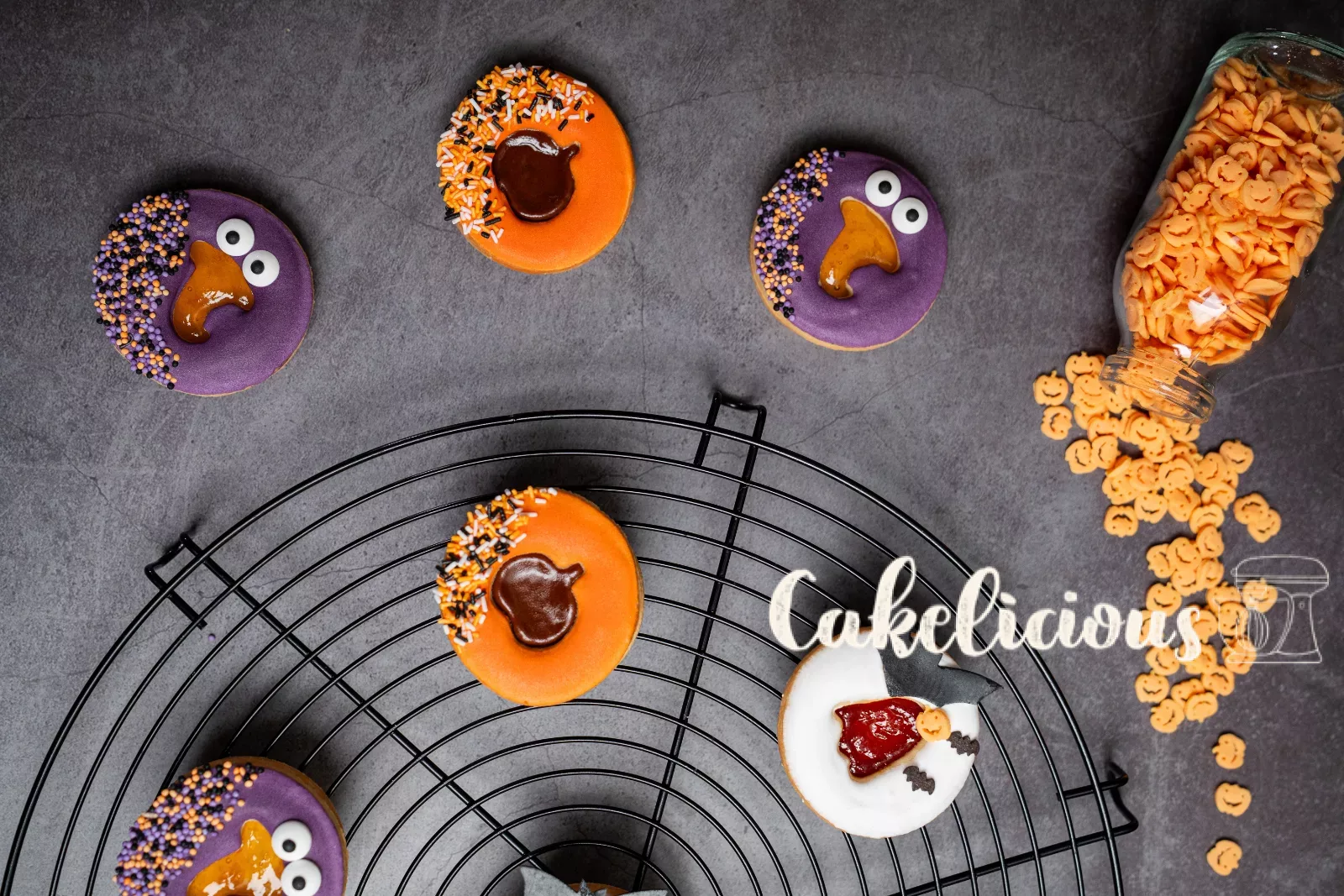 Halloween-Spitzbuben dall'alto con codette arancioni